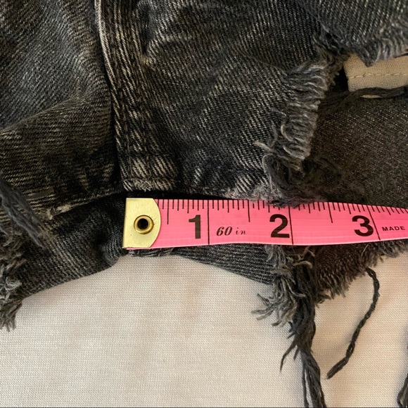 Vintage | Levi’s | Denim Shorts — Size 25/26 - Picture 12 of 12